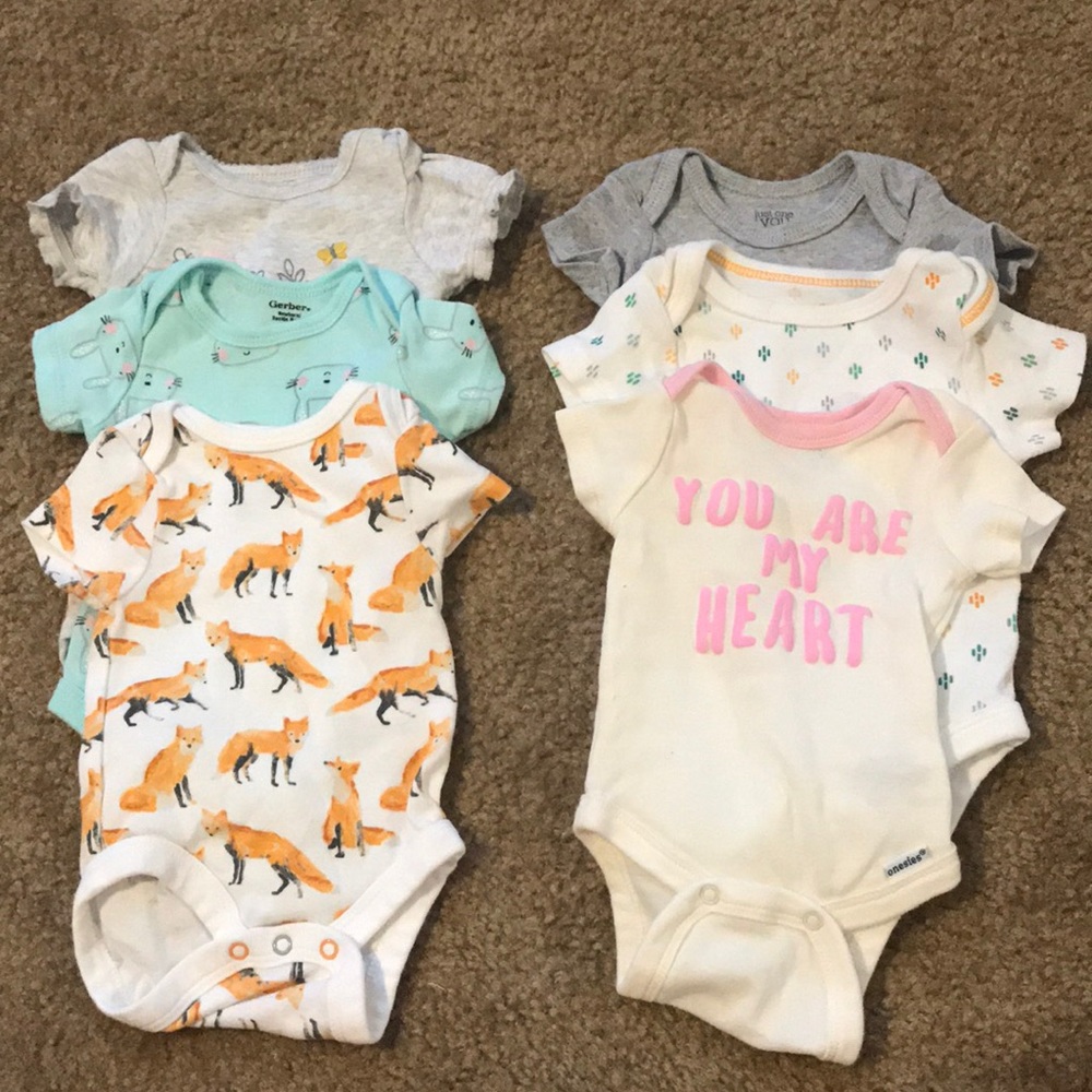 6 onesies Newborn Girl
